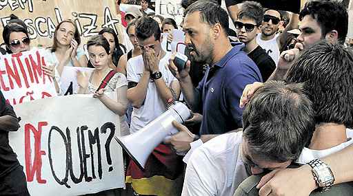 O delegado Marcelo Arigony (centro) se emocionou ao falar aos estudantes e garantiu que os responsáveis serão punidos. Alunos querem que agentes públicos paguem