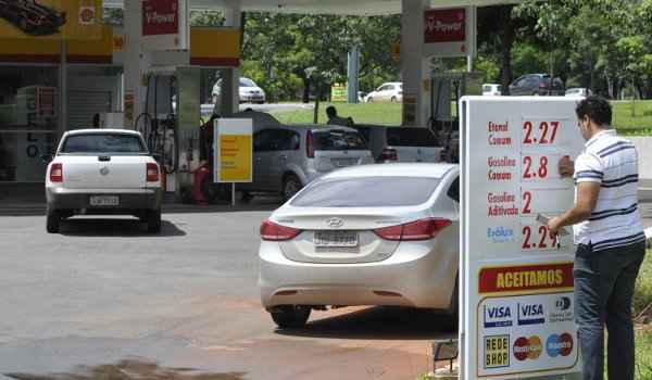 Funcionário reajusta preço do combustível em posto do Eixinho Norte