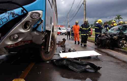 Carro e ônibus colidem no Park Way