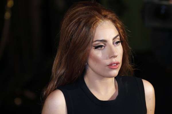 Nos Ãºltimos meses, Gaga viu os ingressos da sua turnÃª encalharem, perder o posto de mais seguida no Twitter e ficar abaixo de Jennifer Lopez no ranking de celebridades da Forbes