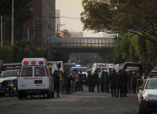 Equipes de resgate em frente ao prédio da Pemex. Explosão matou 14 pessoas