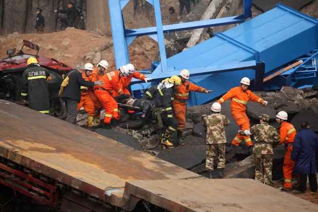 Equipes de resgate carregam uma vítima dos destroços de veículos