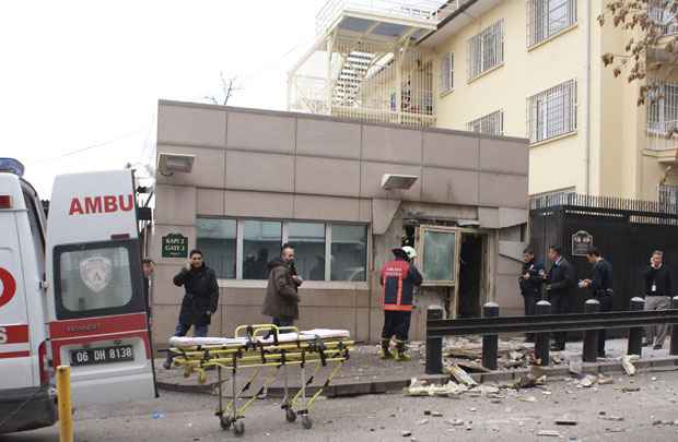 Agentes de segurança inspecionam o local enquanto bombeiros trabalham para prestar socorro às vítimas