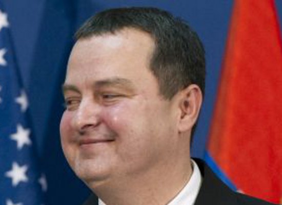 Primeiro-ministro sérvio,  Ivica Dacic, vítima de pegadinha, não gostou da brincadeira