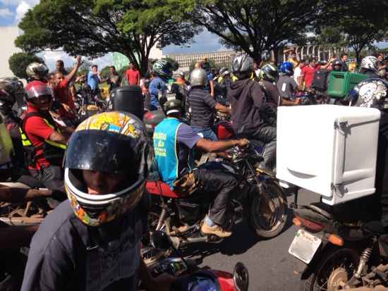 Cerca de 150 manifestantes participam do buzinaço