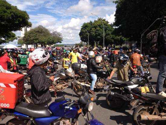 Motoboys relizam protesto em frente ao ministério do Trabalho