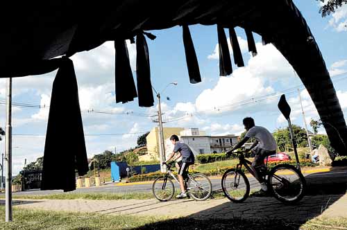 Arco com panos pretos na entrada da Universidade de Santa Maria: ato ecumênico em memória das vítimas para retomar aulas