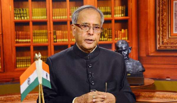 Lei que endurece penas para estupradores foi aprovada neste domingo pelo presidente Pranab Mukherjee