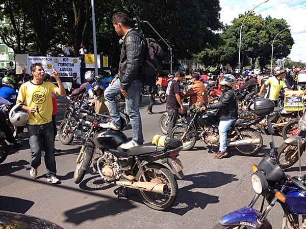 Em protesto na Esplanada, categoria reivindicou suspensão das novas regras; Detran cedeu e hoje tenta acordo com motociclistas