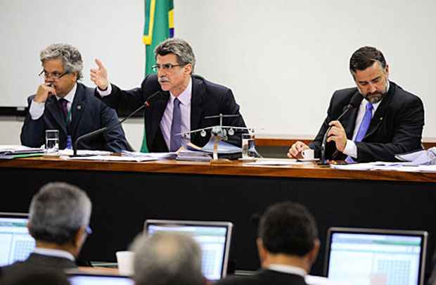 O senador Romero Jucá relatou o projeto do Orçamento para este ano