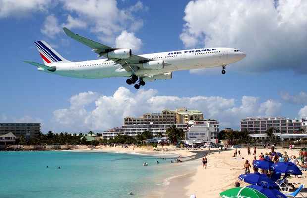 O aeroporto, localizado às margens de Maho Beach, proporciona vistas deslumbrantes das águas azul-turquesa e das praias de areia branca aos passageiros que chegam na ilha