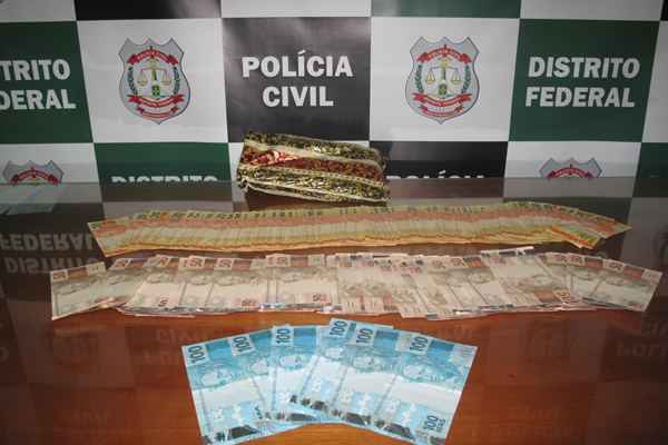 Dinheiro estava separado em cédulas de R$ 20, R$ 50 e R$ 100, dentro de um embrulho de presente