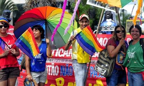 Bloco conhecido por satirizar a política com marchinhas, Pacotão toma as ruas no domingo e na terça-feira