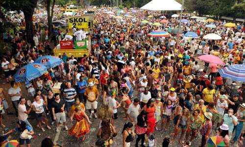 Galinho de Brasília, um dos blocos da liga, sai às ruas no sábado e na segunda de carnaval