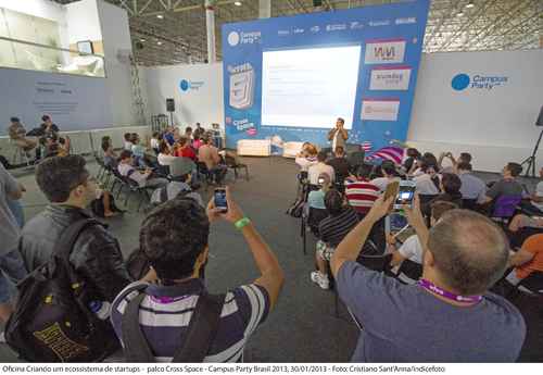 Palestra sobre criação de startups em um dos vários palcos da Campus Party: não faltaram casos sobre negócios que deram certo com ideias inovadoras