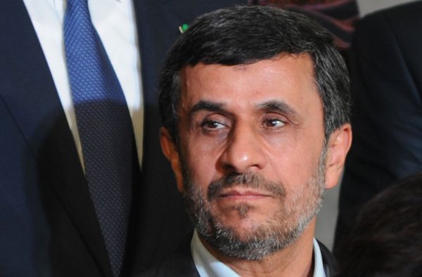 Mahmud Ahmadinejad pareceu pouco à vontade em sua primeira visita ao Cairo