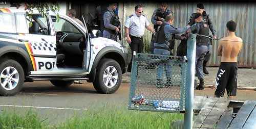 Imagens de celular mostram a ação da polícia em Sobradinho: vizinhos teriam sido intimidados