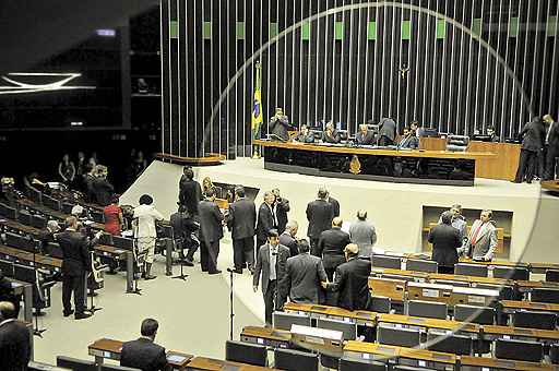 Deputados reunidos em plenário: partidos estudam dividir a votação dos vetos em dois blocos, os polêmicos e os de consenso