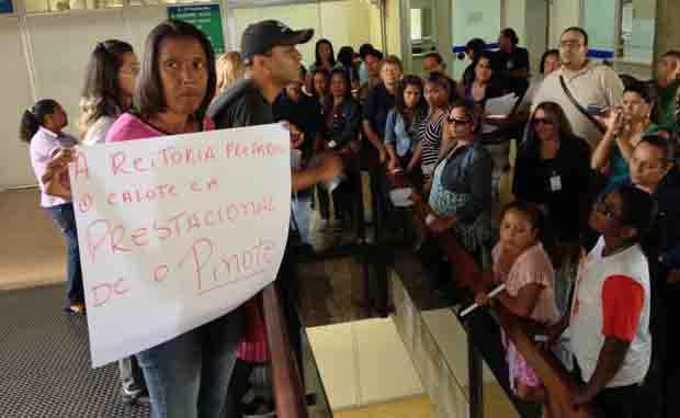 Os manifestantes também querem que a reitoria não feche contratos emergenciais com empresas terceirizadas