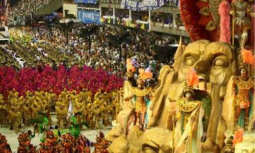 Incluindo um dia de desfile na Marques de Sapucaí, o turista pode gastar mais de R$ 1 mil