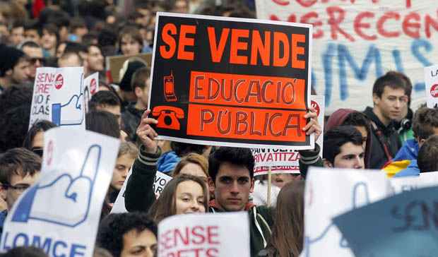 Milhares de estudantes dos ensinos fundamental e médio ocuparam as ruas no centro de Madri para protestar contra o que consideram uma reforma 