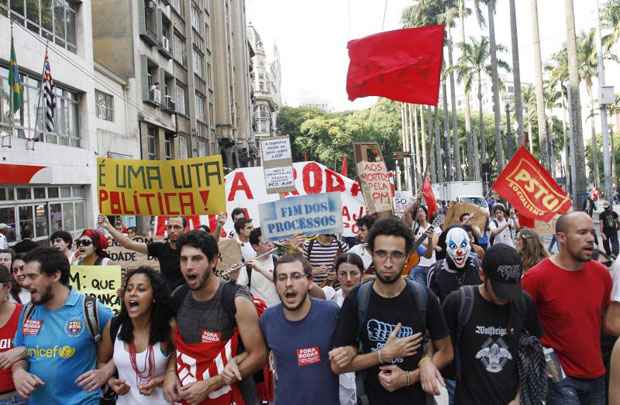 Manifestantes reivindicaram o fim do convênio com a polícia. Também pediram que os envolvidos na ocupação da reitoria não fossem punidos