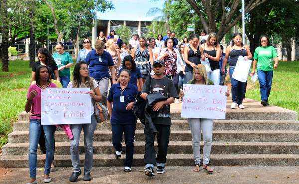 Em manifestação na UnB, cerca de 80 trabalhadores reivindicaram que a reitoria pague os direitos dos funcionários terceirizados, como férias e  (FGTS).