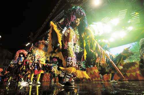 Repetindo o sucesso dos anos anteriores, o carnaval do Recife será aberto oficialmente esta noite, no centro da cidade, pelo percussionista Naná Vasconcelos e por 10 grupos de maracatu