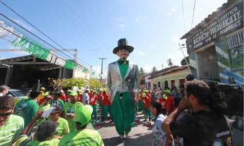 O vassourão, como é conhecido o bloco, promove a limpeza da cidade