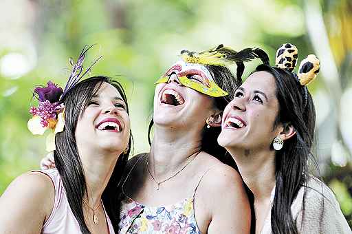 As amigas Renata, Nathália e Rhaída  costumam passar o carnaval na Bahia ou no Rio de Janeiro, mas ficaram na cidade e se programaram para ir a shows e brincar nos blocos de rua