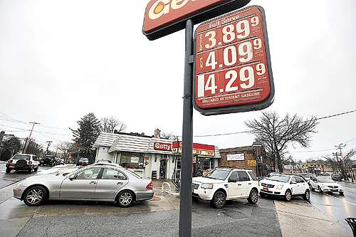 Fila para abastecer carros em Manhasset (Nova York): moradores revivem pesadelo do furacão Sandy