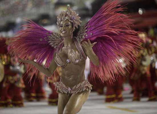 Rainha de bateria da Unidos do Jacarezinho, Gracyanne Barbosa, desfilou o corpão pela avenida. A esposa do pagodeiro Bello mostrou, além da boa forma, muito samba no pé