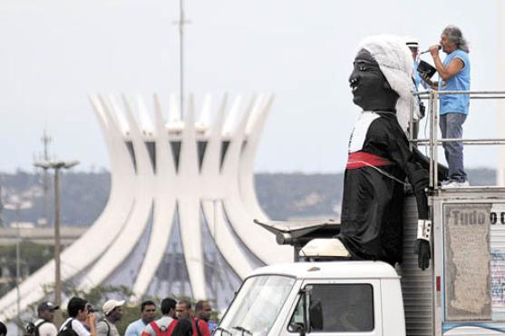 O boneco de 4 metros de altura do ministro Joaquim Barbosa é uma das criações do grupo