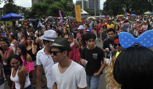 Centenas de foliões esperam o desfile do bloco Galinho de Brasília, que surgiu há 20 anos, fundado por um grupo de amigos nordestinos