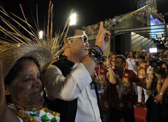 De passagem pelo Brasil, rapper sul-coreano Psy foi ao sambódromo do Rio de Janeiro e interagiu com fãs