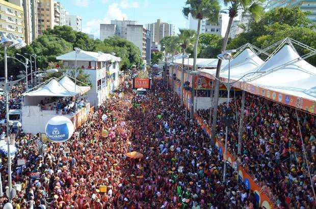 Vestida de Rainha Barroca, a baiana tem como tema do carnaval o seu novo álbum 'Real Fantasia'