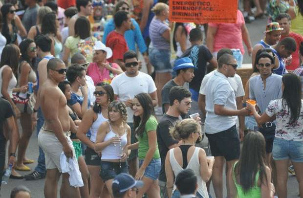 Com uma hora de atraso, Bloco dos Raparigueiros saiu por volta das 18h do Eixão em direção ao Gran Folia. O bloco comemora 21 carnavais na cidade. A Polícia Militar ainda não tem estimativa de público