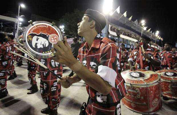 Os 280 membros da bateria fazem homenagem ao guerrilheiro Che Guevara