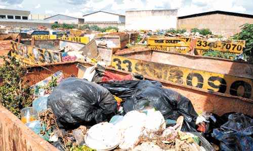 A interdição do aterro gerou o problema: mau cheiro e insetos