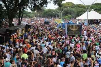 É carnaval. O termômetro esquentou e a chuva deu uma trégua para deixar a alegria e o colorido desfilarem na avenida