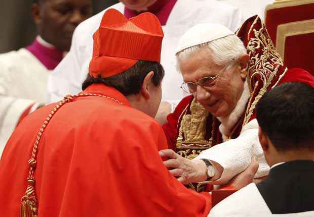 Papa Bento XVI e o novo cardeal João Braz de Aviz do Brasil durante cerimônia na Basílica de São Pedro, no Vaticano 18 fevereiro de 2012