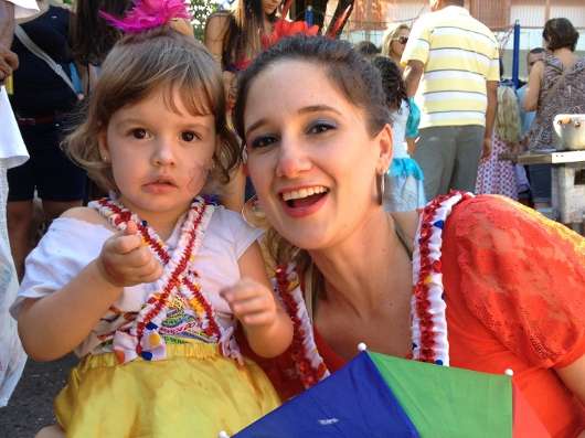 Maria Mendonça e a mãe Meg Mendonça curtem o carnaval no Galinho de Brasília