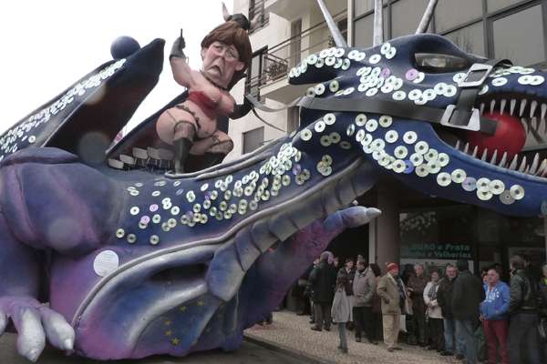 Até uma chanceler Angela Merkel em trajes sumários circulou com pose sádica montada em um dragão