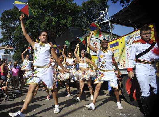 Segundo dia de desfile do Bloco Galinho de Brasília anima foliões