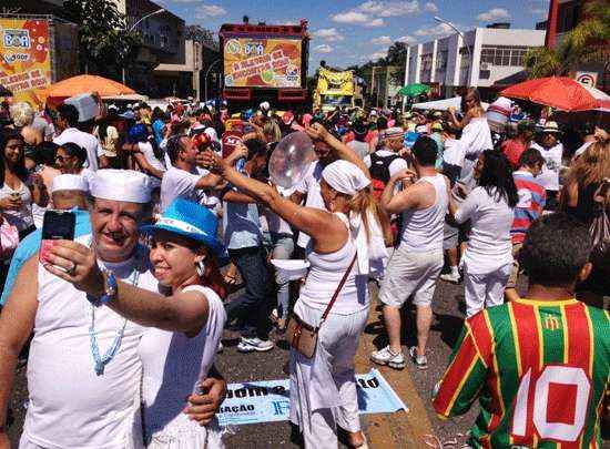 Bloco encerrou participação no carnaval 2013 levando crítica política, ironia e bom humor às ruas