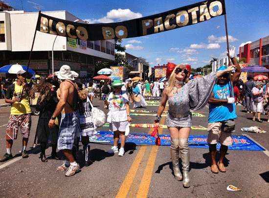 Bloco encerrou participação no carnaval 2013 levando crítica política, ironia e bom humor às ruas