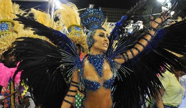 A ex-BBB deu um show no desfile das campeãs de São Paulo neste sábado (12/3). Antes de mostrar toda sua beleza na avenida a apresentadora afirmou que estava muito feliz. %u201CHoje é dia para comemorar