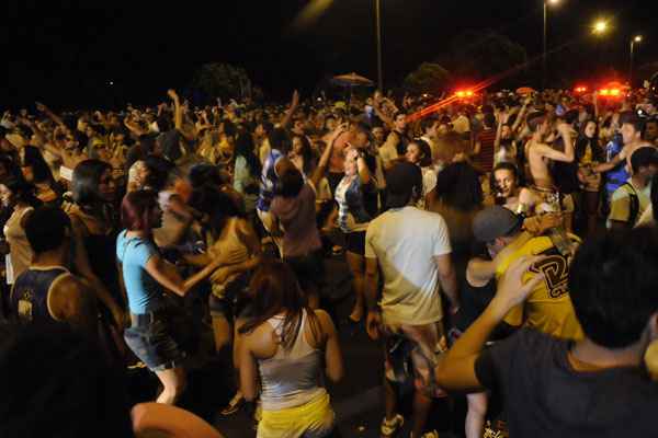 Polícia Militar estima que cinco mil foliões se aglomeram no bloco dos Raparigueiros