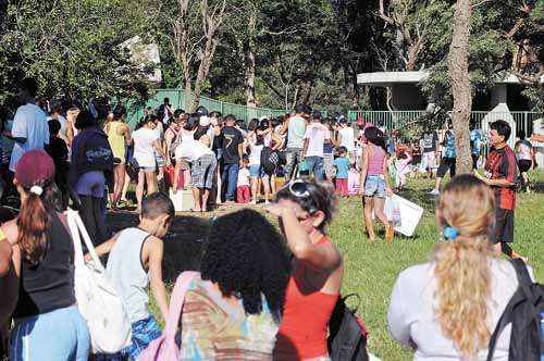 Parque Nacional: um dos locais mais disputados na manhã de ontem pelos brasilienses, quando a temperatura chegou a 30ºC. Na via de acesso à Água Mineral, fila de carros chegou a quase  3km