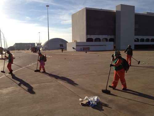 Agentes de limpeza concentram esforços onde houve festa, como no Complexo Cultural da República